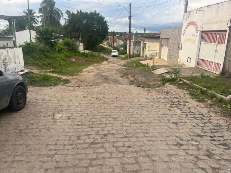 Moradores da rua Taciara, na Mangabeira, cobram conclusão do calçamento